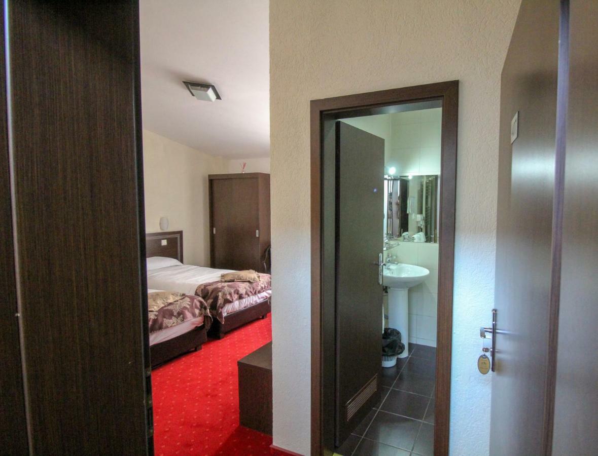 Hotel Razvan Bucarest Extérieur photo